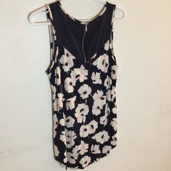 Nice floral blouse - Picture 3 of 3